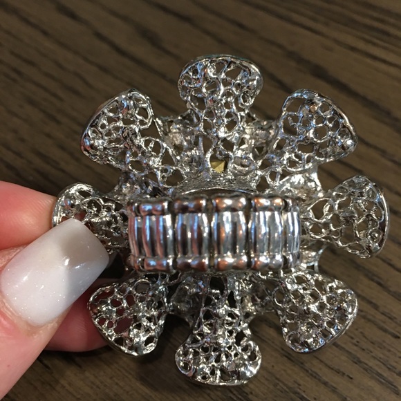 Women's Glistening Rhinestone Stretch Ring - Picture 5 of 7